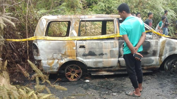 Mobil milik Syamsul Bahri, warga Pekanbaru ditemukan terbakar.