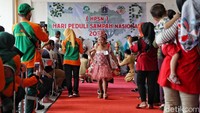 Peragaan busana digelar dalam rangka memeriahkan Hari Peduli Sampah Nasional.