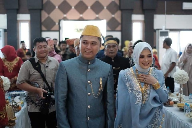 Saat lamaran, Irma Dwiyani Iskandar dan Fachry Pahlevi Konggoasa tampil serasi dengan busana bernuansa biru - emas. Rencananya pernikahan Fachry dan Irma digelar pada 25 Juni 2020. Foto: Dok. Pribadi