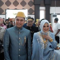 Saat lamaran, Irma Dwiyani Iskandar dan Fachry Pahlevi Konggoasa tampil serasi dengan busana bernuansa biru - emas. Rencananya pernikahan Fachry dan Irma digelar pada 25 Juni 2020. Foto: Dok. Pribadi