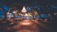  Di malam hari restoran ini jauh lebih indah karena suasananya yang romantis dengan sorotan lampu-lampu yang menggantung di sepanjang wilayah restoran. Foto: Instagram @fortgeorgecroatia