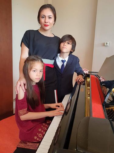 Cara Wulan Guritno Ajarkan Pola Hidup Sehat ke Anak-anaknya