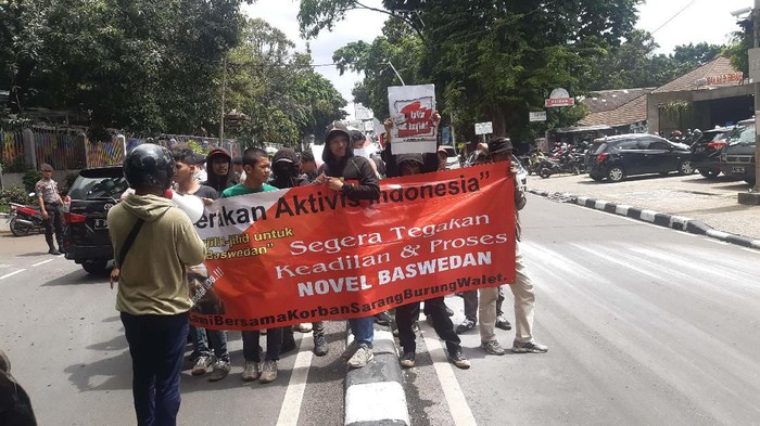 Gerakan Aktivis Indonesia Geruduk Kejagung Gerakan Aktivis Indonesia beraksi di depan Kejaksaan Agung, Jakarta. Mereka meminta kasus Novel Baswedan segera dituntaskan.