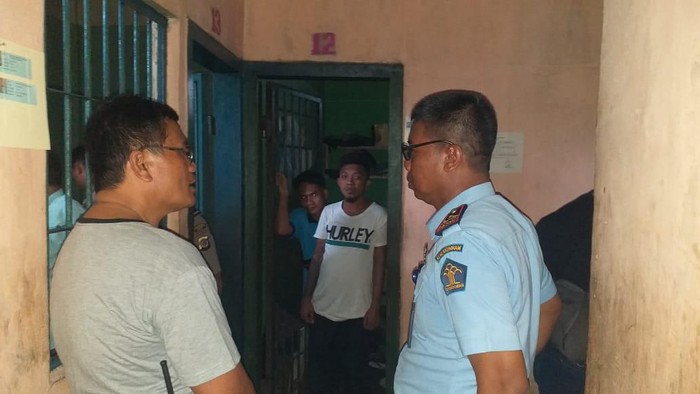 Narapidana yang divonis 8 tahun penjara atas kasus pembunuhan ditemukan tewas gantung diri. Penyebab gantung diri pria berinisial DM (49) itu masih misterius.
