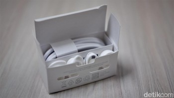 Diberikan kabel charger. Foto: Adi Fida Rahman/detikINET