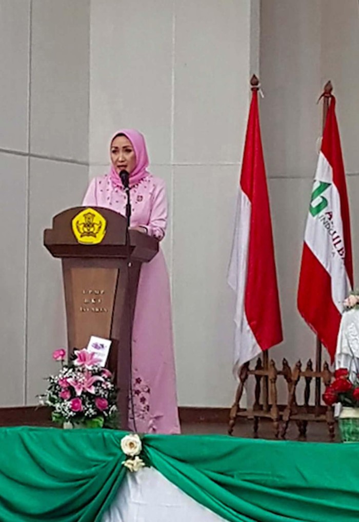 Kowani Gelar Seminar Keluarga Kualitas Bangsa SEMINAR KELUARGA PRIORITAS BANGSA
Ketua Umum Kongres Wanita Indonesia (Kowani) Giwo Rubianto Wiyogo memberikan sambutan saat menghadiri pembukaan Seminar Nasional dalam rangka Peringatan Milad Sayyidah Fathimah Az-Zahra Putri Rasulullah SAW dengan tema “Keluarga sebagai Prioritas Peningkatan Kualitas Bangsa” di gedung Lembaga Penjamin Mutu Pendidikan (LPMP), Jakarta, Senin (24/2). Muslimah Ahlul Bait termasuk organisasi dalam Kowani menggelar seminar nasional dengan tujuan menggali dan memahami penguatan keluarga dalam perspektif global dan geopolitik kaitannya dengan ketahanan nasioanal untuk mewujudkan masyarakat sejahtera dan membina generasi penerus bangsa. FOTO : DOK KOWANI