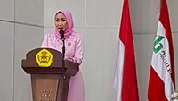 Ketua Umum Kongres Wanita Indonesia (Kowani) Giwo Rubianto Wiyogo memberikan sambutan saat menghadiri pembukaan seminar nasional bertema Keluarga sebagai Prioritas Peningkatan Kualitas Bangsa di gedung Lembaga Penjamin Mutu Pendidikan (LPMP), Jakarta, Senin (24/2). Pool/dok. Kowani.