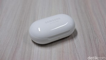Case ini menyuplai hingga 11 jam penggunaan. Bila ditotal  Galaxy Buds Plus bisa digunakan 22 jam. Foto: Adi Fida Rahman/detikINET  