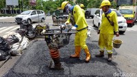 Sejumlah petugas Suku Dinas Bina Marga DKI Jakarta dikerahkan untuk memperbaiki jalan berlubang di Jalan Kwini II, Jakarta Pusat, Senin (24/2/2020).