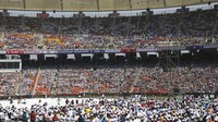 Ribuan orang telah berkumpul di Stadion Sardar Patel untuk menyambut kedatangan Trump dan istrinya Melania. AP Photo/Aijaz Rahi.