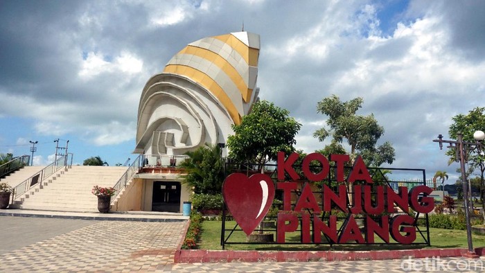 Gedung Gonggong dan Taman Laman Boenda