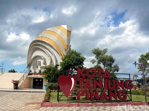 Berfoto dengan Ikon Tanjungpinang yang Sayang Dilewatkan