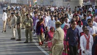 Ribuan warga berbaris untuk menyambut kedatangan Presiden AS Donald Trump di Ahmedabad, India. AP Photo/Ajit Solanki.