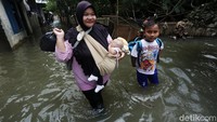 Banjir merendam RT 10 RW 05 Kelurahan Rawa Terate, Cakung, Jakarta Timur, Senin (24/2/2020).