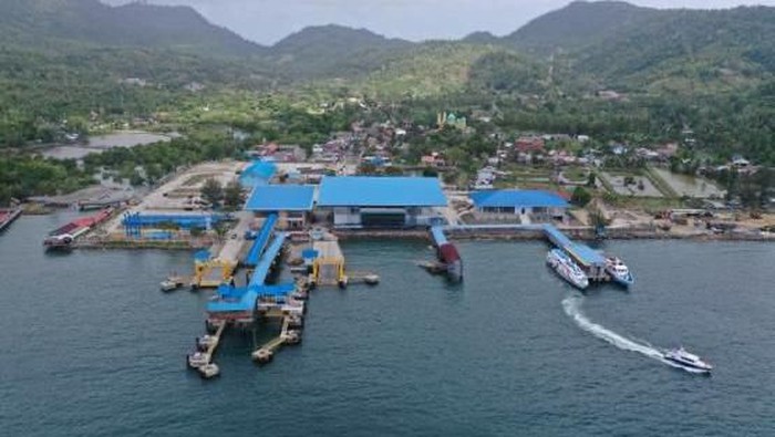 Dermaga apung yang menjadi tempat penambatan kapal cepat di Pelabuhan Balohan, Sabang, Aceh jebol diterjang badai (dok. Istimewa)