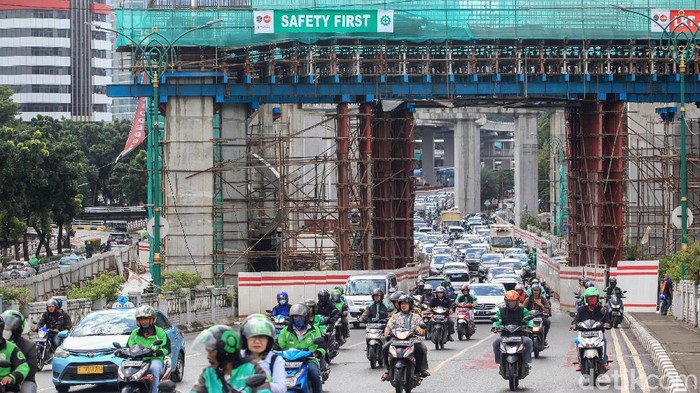 Arus lalu-lintas terpantau padat akibat penyempitan jalan dampak bottle neck proyek LRT, di kawasan Kuningan Madya Aini, Jl Rasuna Said, Jakarta, Senin (24/2/2020). Kemacetan terjadi karena 5 lajur menyempit menjadi 2 lajur saja. Sisanya untuk proses pengerjaan kontruksi LRT. Secara keseluruhan, proyek strategis nasional LRT ini ditargetkan selesai pada tahun 2021.