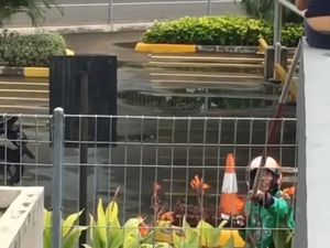 Viral! Ojol Kirim Makanan Pakai Bambu untuk Pelanggan yang Kebanjiran