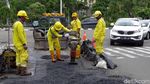 Aksi Pasukan Kuning Perbaiki Jalan Berlubang di Ibu Kota