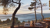  Jelang sore hari para pengunjung bisa menikmati makanan sambil melihat matahari terbenam di atas kastil yang tinggi. Foto: Instagram @fortgeorgecroatia