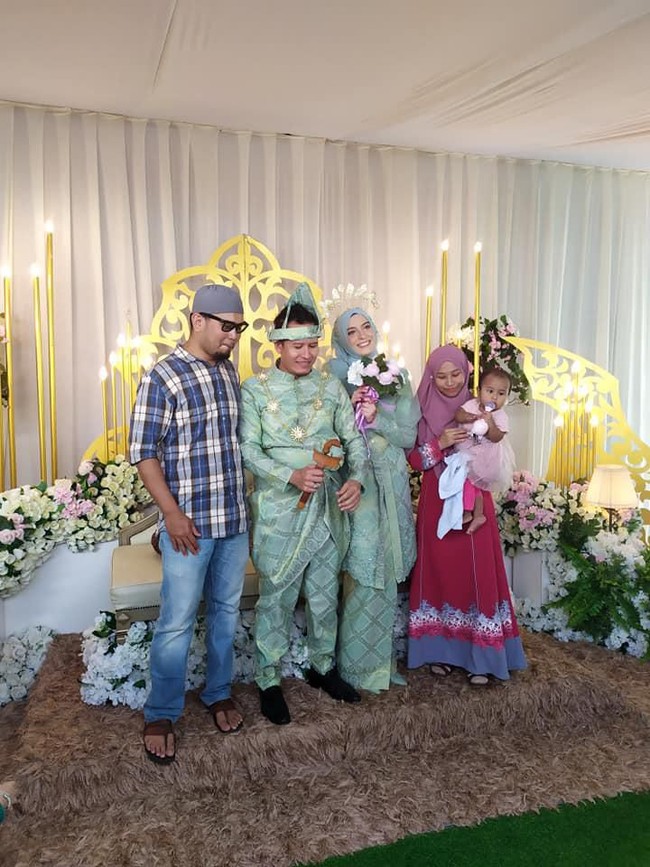 Sesudah saling kirim pesan itu timbulah rasa cinta. Saya beritahu Giovanna, saya ingin serius dengan dia, maksudnya ingin jadikan dia istri saya. Awalnya dia ragu-ragu karema mau melanjutkan PHD. Tapi, saya beritahu dia saya nggak mau menghalangi niat dia untuk belajar, ungkap Khalies. Foto: Facebook