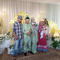 Sesudah saling kirim pesan itu timbulah rasa cinta. Saya beritahu Giovanna, saya ingin serius dengan dia, maksudnya ingin jadikan dia istri saya. Awalnya dia ragu-ragu karema mau melanjutkan PHD. Tapi, saya beritahu dia saya nggak mau menghalangi niat dia untuk belajar, ungkap Khalies. Foto: Facebook