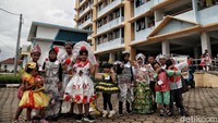 Usai berlenggak-lenggok di karpet merah, mereka langsung berfoto bersama.