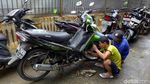 Warga Rawa Terate Gotong Royong Perbaiki Motor Imbas Banjir