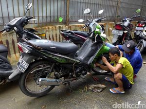 Warga Rawa Terate Gotong Royong Perbaiki Motor Imbas Banjir