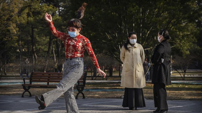 Aktivitas Warga Dunia di Tengah Virus Corona Wabah virus corona telah melanda ke sejumlah negara di dunia usai pertama kali diidentifikasi di Wuhan. Yuk, lihat aktivitas warga di tengah wabah virus corona