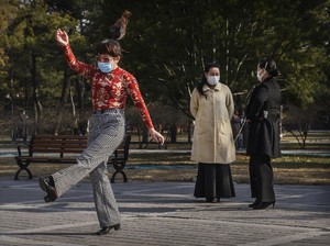 Wuhan Shake, Begini Cara Baru Masyarakat China Bersalaman