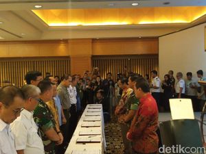 Mahfud Saksikan Penandatanganan MoU soal Penanganan Pesawat Asing Dipaksa Turun