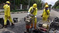 Perbaikan jalan berlubang itu diharapkan dapat memberikan rasa aman dan nyaman bagi para pengendara yang melintas di jalan tersebut.