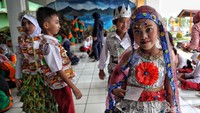 Seperti membuat plastik menjadi bahan kerajinan yang unik dan berguna demi mengurangi gempuran sampah plastik.