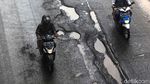 Waduh! Jl Rasuna Said Rusak Usai Diterpa Hujan
