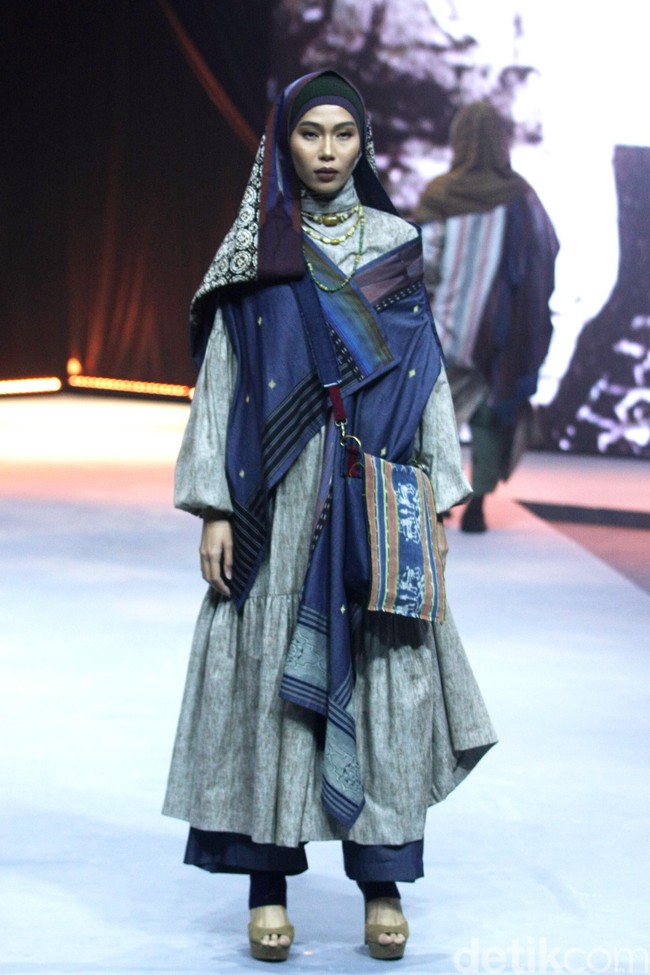 Deden Siswanto merilis koleksi busana muslim sarung dengan gaya kekinian di ajang Muslim Fashion Festival 2020, Jakarta Convention Center, Jakarta, Jumat [21/2/2020]. Foto: Mohammad Abduh/Wolipop.