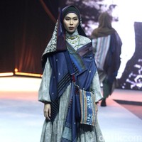 Deden Siswanto merilis koleksi busana muslim sarung dengan gaya kekinian di ajang Muslim Fashion Festival 2020, Jakarta Convention Center, Jakarta, Jumat [21/2/2020]. Foto: Mohammad Abduh/Wolipop.