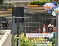 Viral! Ojol Kirim Makanan Pakai Bambu untuk Pelang