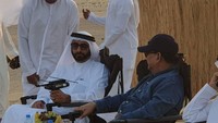 Prabowo berbincang dengan Menhan UEA di gurun pasir. Menhan UEA tampak memegang sebuah miniatur helikopter dan Prabowo mengenakan kemeja jeans biru, bertopi dan kacamata hitam.  /Instagram Dahnil Anzar Simanjuntak