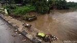 Pagar Jembatan Pasar Pocong Bogor Hancur Diterjang Banjir