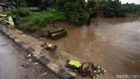 Sisa-sisa bekas banjir masih terlihat di jembatan tersebut.