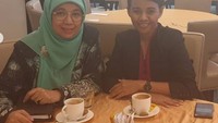 Momen ngopinya juga terlihat pada foto ini. Kali ini, bersama dengan rekannya ia memilih tempat bernama Wyndham Casablanca Jakarta untuk mendapatkan secangkir kopi. Foto: Instagram @st.hikmawatty