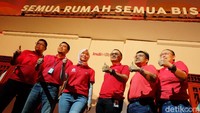 IndiHome Lite bakal bisa dinikmati hanya dengan biaya Rp 199.000 per bulan. Pelanggan akan mendapatkan akses internet dengan kecepatan 10 mbps, telepon 50 menit, dan layanan Internet Protocol Television (IPTV) dengan 33 saluran.