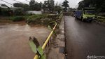 Pagar Jembatan Pasar Pocong Bogor Hancur Diterjang Banjir