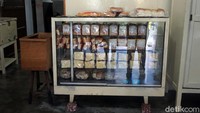 Display toko roti ini sangat sederhana, dan katanya masih tetap sama dari tahun ke tahun. Di zaman Belanda, toko roti ini bernama Zhi Hiang yang artinya harum dan lezat. (Wahyu Setyo/detikcom)