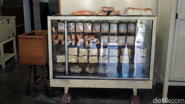 Display toko roti ini sangat sederhana, dan katanya masih tetap sama dari tahun ke tahun. Di zaman Belanda, toko roti ini bernama Zhi Hiang yang artinya harum dan lezat. (Wahyu Setyo/detikcom) Display toko roti ini sangat sederhana, dan katanya masih tetap sama dari tahun ke tahun. Di zaman Belanda, toko roti ini bernama Zhi Hiang yang artinya harum dan lezat. (Wahyu Setyo/detikcom)