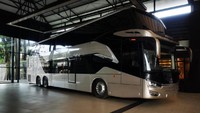 Tak hanya dimensinya yang berbeda, layout pintunya pun agak berbeda. Unit Legacy SR2 Double Decker versi ekspor ini konfigurasi pintunya berdekatan, di mana pintu akses penumpang di bawah, letaknya tepat di belakang ban depan. Foto: Laksana