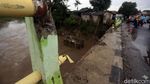 Pagar Jembatan Pasar Pocong Bogor Hancur Diterjang Banjir