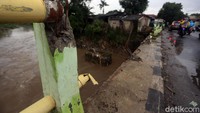 Bagar besi jembatan patah dan hanyut terbawa banjir.