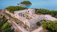 Di Castle Restaurant yang ada di kota Vis, Kroasia, para pengunjung akan disambut dengan pemandangan laut lepas yang indah dan kastil tua berusia 200 tahun. Foto: Instagram @fortgeorgecroatia