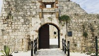 Selain menyajikan makanan yang enak dan tempat yang klasik. Kastil ini juga Instagrammable dan selalu menjadi spot favorit para turis untuk mengambil foto. Foto: Instagram @fortgeorgecroatia